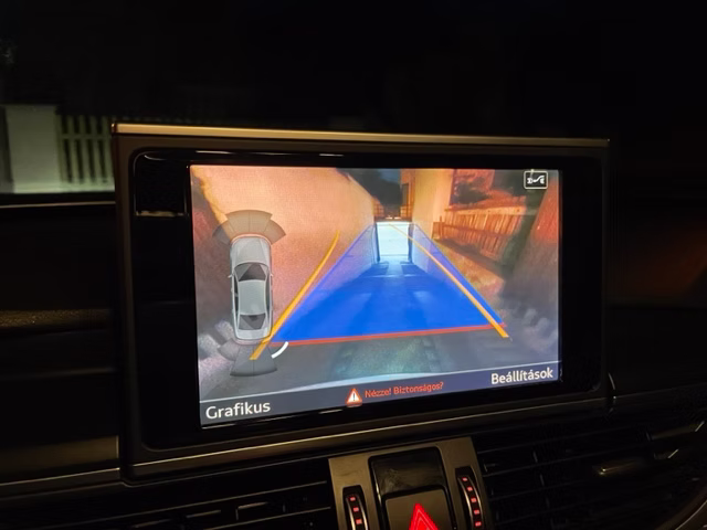 Az utólag beépített Audi A6 tolatókamera képe.